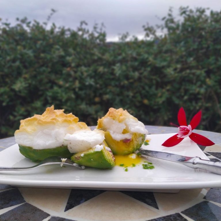 aguacates con huevo y jamon desayuno paleo keto low carb