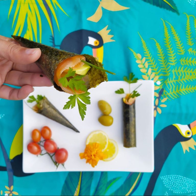 cucurucho de alga nori con aguacate y salmón paleo keto low carb