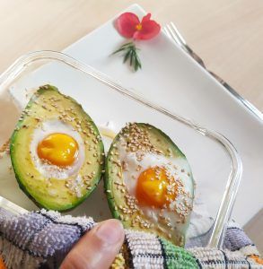 aguacate relleno de huevo paleo keto desayuno