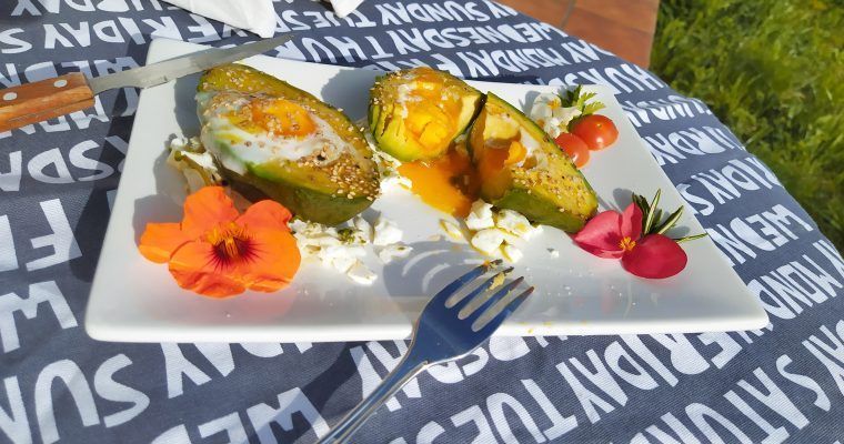 aguacate relleno de huevo paleo keto desayuno