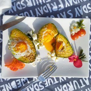 aguacate relleno de huevo paleo keto desayuno
