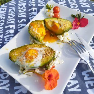 aguacate relleno de huevo paleo keto desayuno