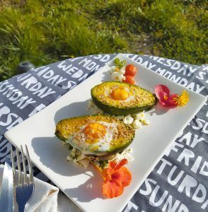 aguacate relleno de huevo paleo keto desayuno