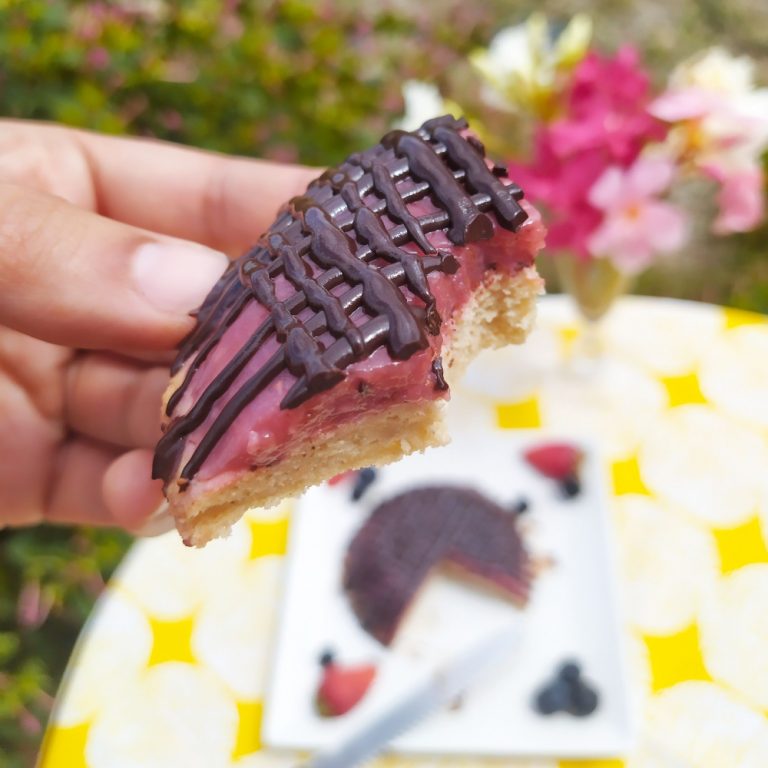 bizcocho sin gluten paleo low carb sin azucar con gelatina de fresa y chocolate casi galleta pims