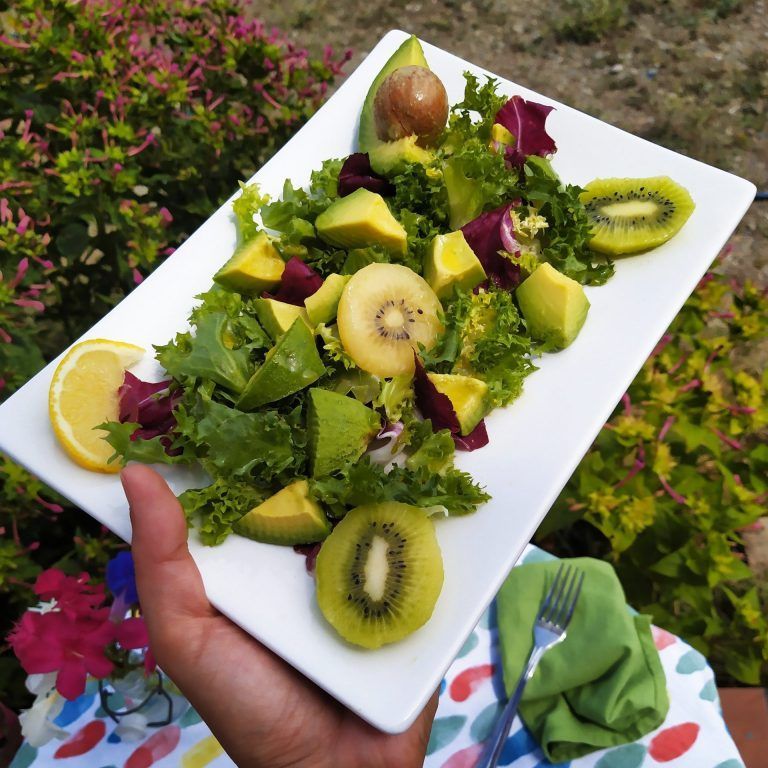 ensalada keto paleo kiwi aguacate