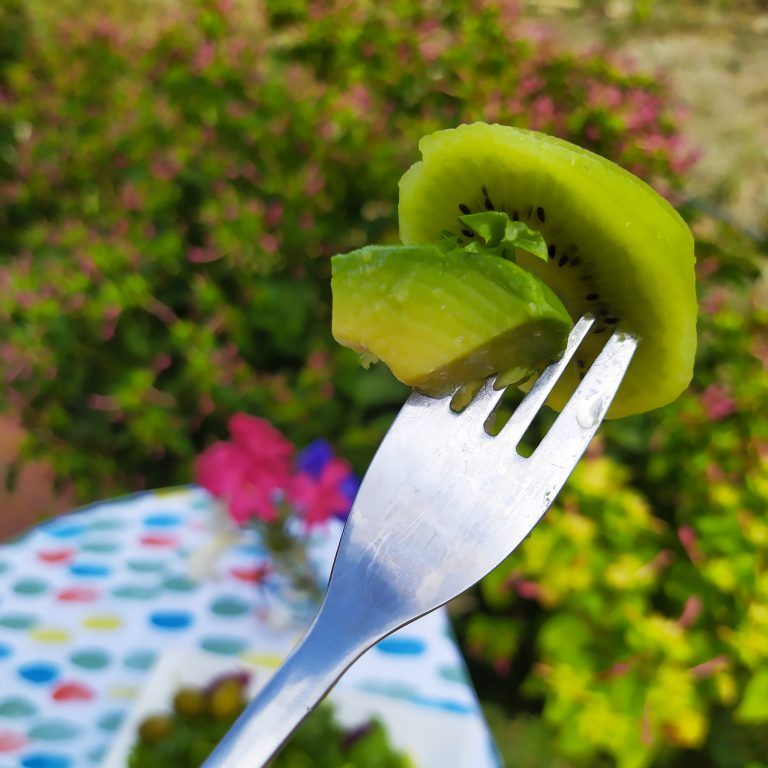 ensalada keto paleo kiwi aguacate