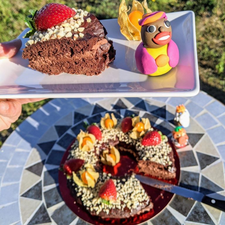 Si os decidís a probarlo, solo tenéis que destinar una horilla a la causa y reunir, para el roscón en sí: 100g de chocolate negro (y un pelín más para decorar, si queréis que quede vistosillo) 100g de nueces picadas (lo mismito que arriba) 4 huevos (claras por un lado y yemas por otro) 70g de mantequilla blandita edulcorante al gusto