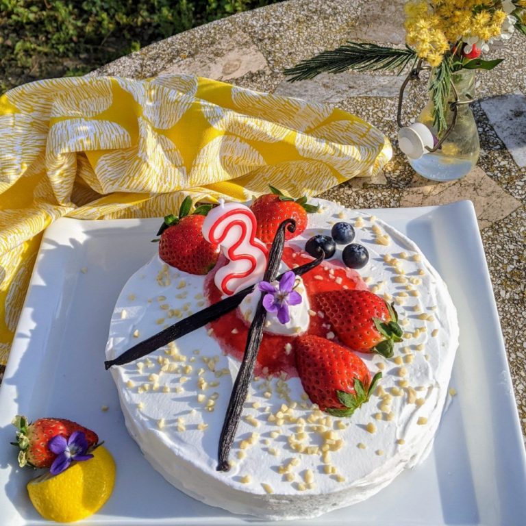pastel vainilla keto low carb sin gluten sin azucar chantilly fresas