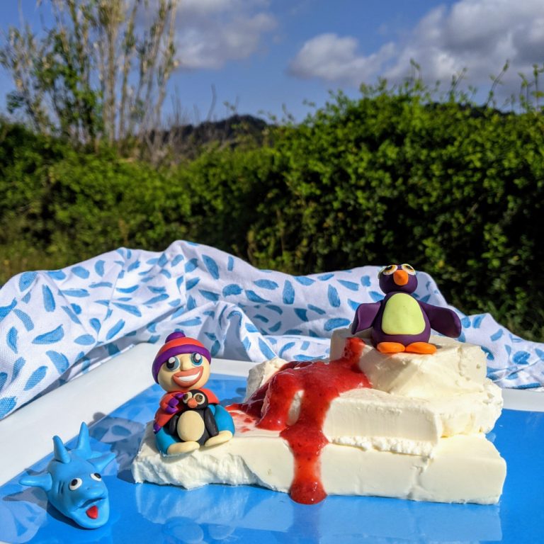 panna cotta de vainilla keto sin azucar tarta iceberg mermelada de fresa pingüino antártico
