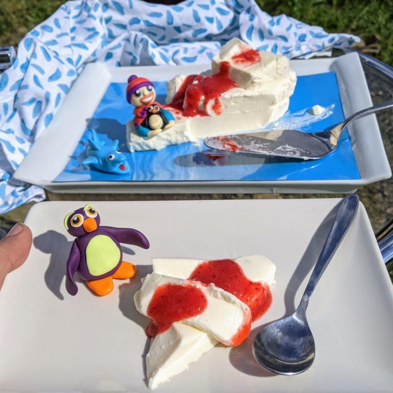 panna cotta de vainilla keto sin azucar tarta iceberg mermelada de fresa pingüino antártico