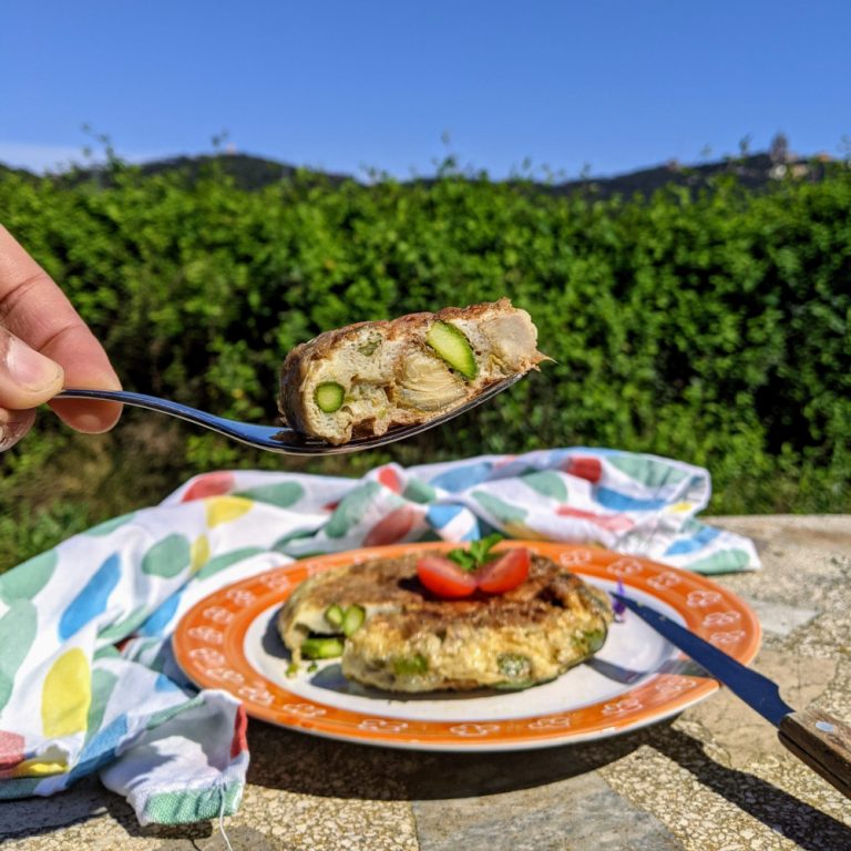 frittata tortilla de esparragos y alcachofas